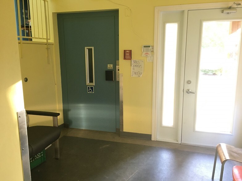 240 Av Saint-Laurent, St-Lambert, QC à vendre - Autre - Image 1 de 1