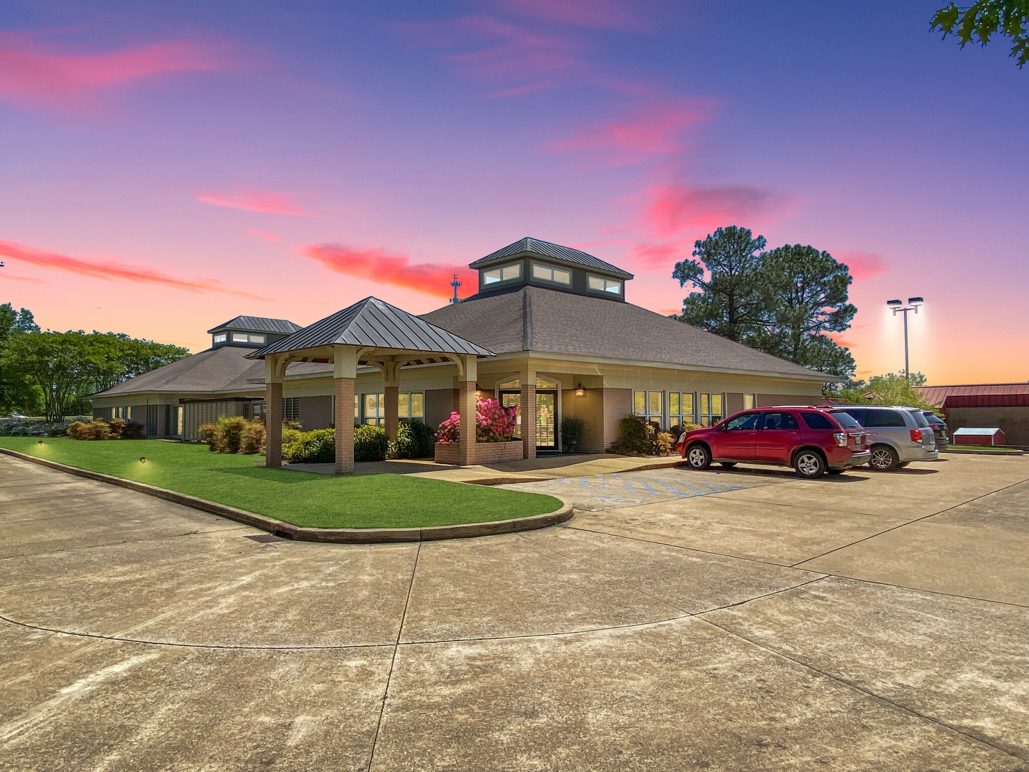 1043 S Madison St, Tupelo, MS for sale Primary Photo- Image 1 of 2