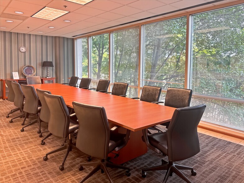 5555 Glenridge Connector, Atlanta, GA à louer - Photo du bâtiment - Image 2 de 24