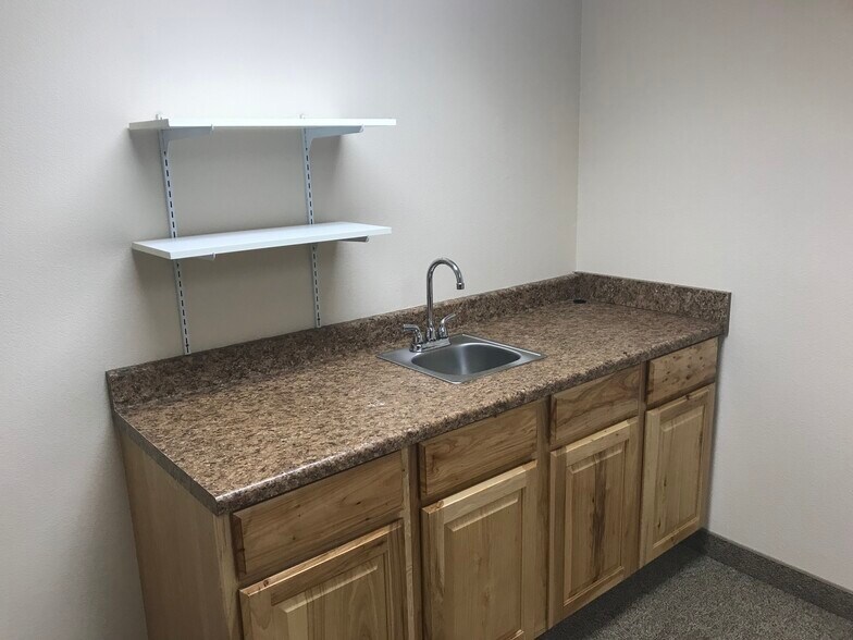 1966 W 15th St, Loveland, CO for sale - Interior Photo - Image 2 of 9