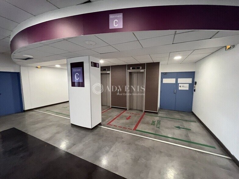 1 Place Charles De Gaulle, Montigny-le-Bretonneux à louer - Hall d’entrée - Image 3 de 5
