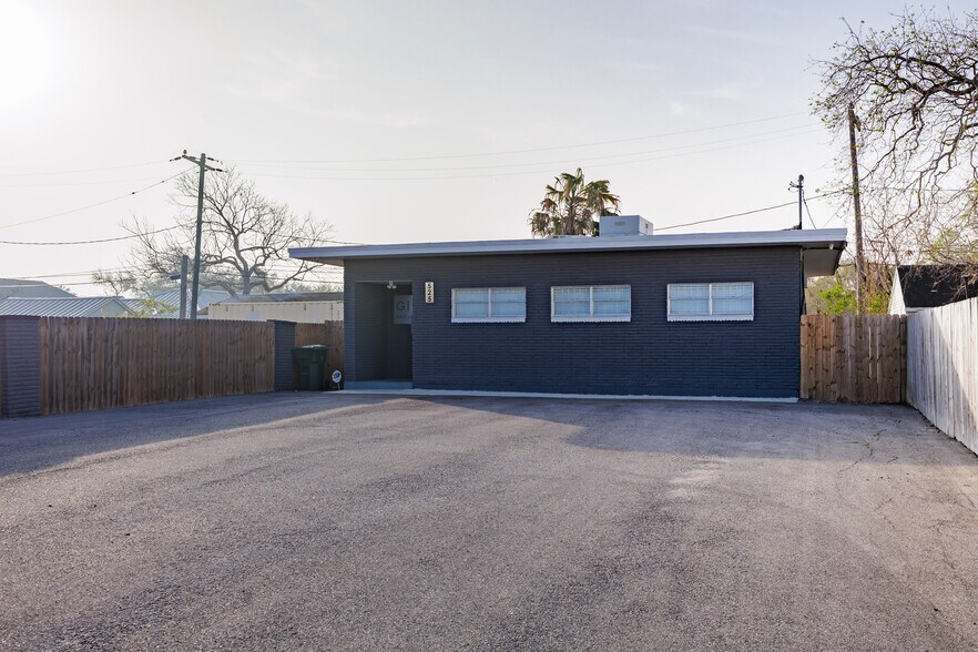 525 Clifford St, Corpus Christi, TX à vendre - Photo du bâtiment - Image 2 de 33