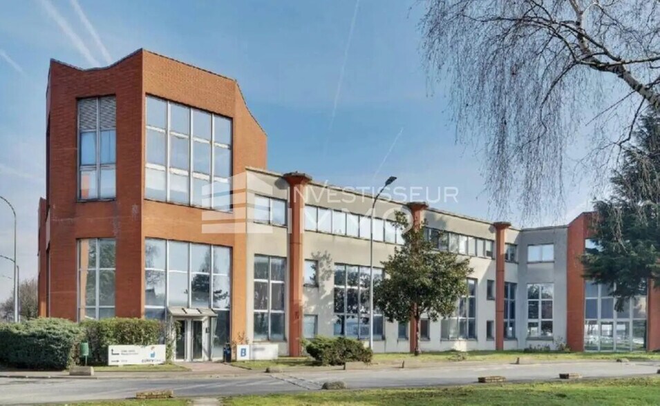 Office in La Courneuve for lease - Building Photo - Image 2 of 6