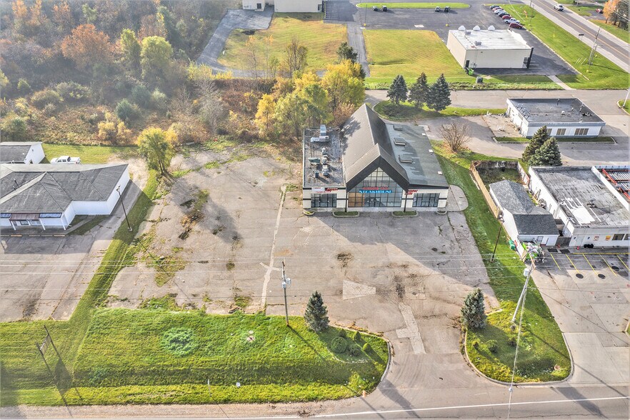 5030 Coldwater Rd, Flint, MI à louer - Photo du bâtiment - Image 3 de 28