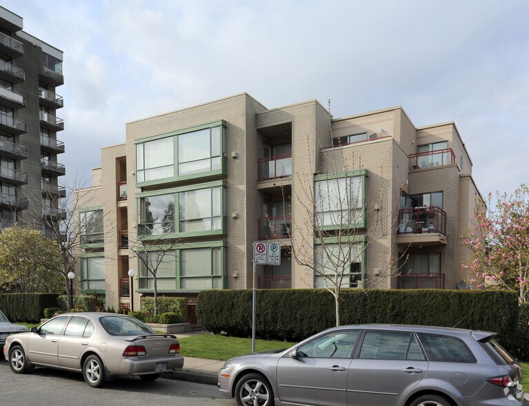 1239 W 14th Ave, Vancouver, BC à vendre - Photo du bâtiment - Image 2 de 4