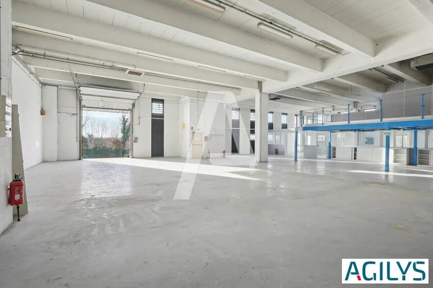 Flex in Rungis for lease - Interior Photo - Image 2 of 12