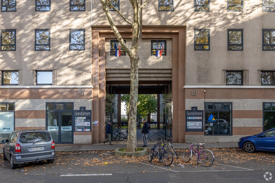 Bureau dans Villeurbanne à louer - Photo du bâtiment - Image 2 de 3