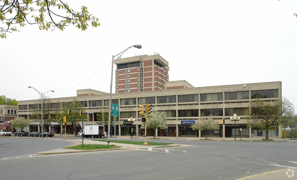 2 South St, Pittsfield, MA à louer - Photo principale - Image 1 de 2