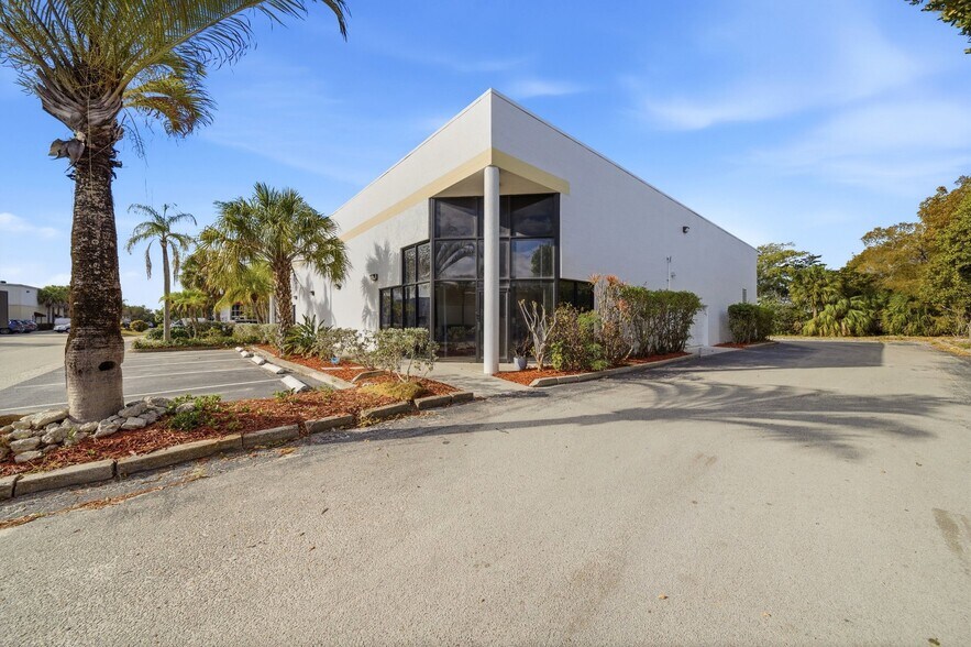 2891 NW 22nd Ter, Pompano Beach, FL à louer - Photo principale - Image 1 de 22