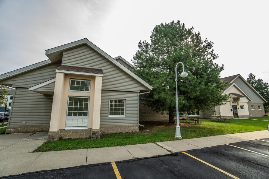 801 E Washington St, West Bend, WI for sale - Building Photo - Image 1 of 21