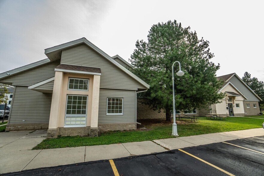 801 E Washington St, West Bend, WI à vendre - Photo du bâtiment - Image 1 de 21