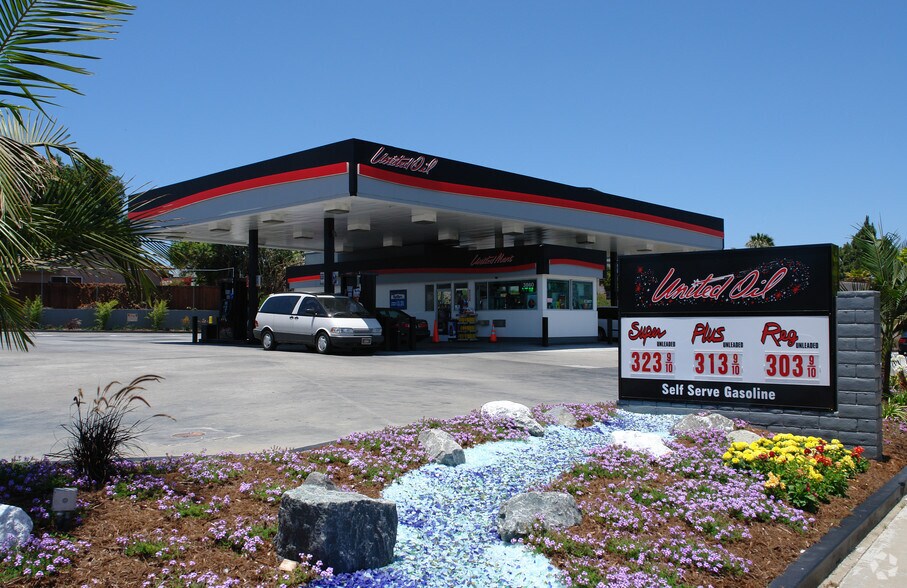 3860 Governor Dr, San Diego, CA à vendre - Photo du bâtiment - Image 2 de 4