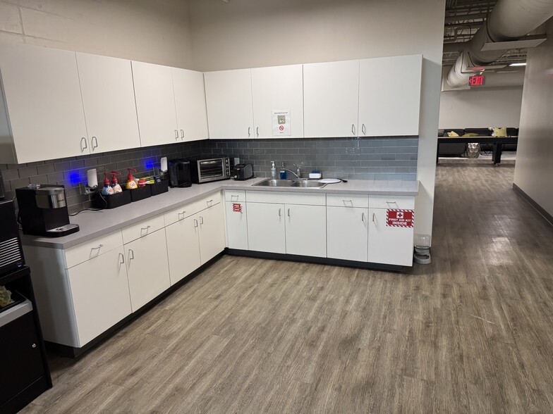 3600 N 75th Ter, Pinellas Park, FL for lease - Interior Photo - Image 3 of 54