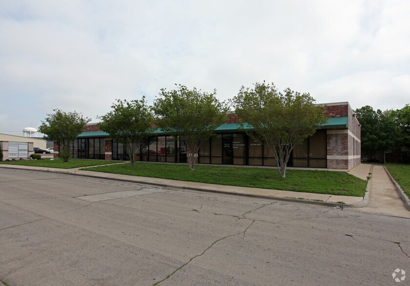 201 Amanda Ln, Waxahachie, TX à louer - Photo du bâtiment - Image 2 de 7