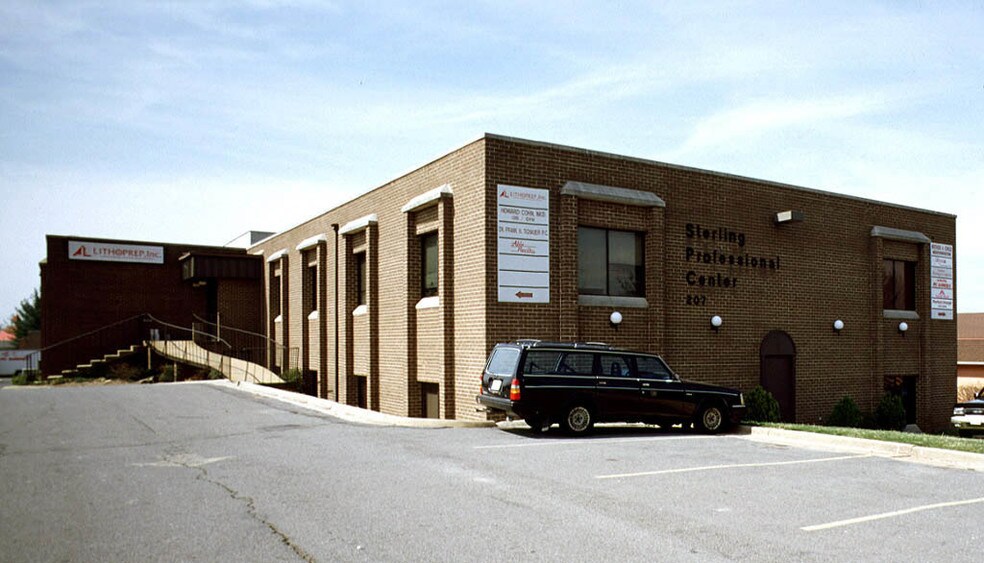 207 E Holly Ave, Sterling, VA à louer - Photo du bâtiment - Image 2 de 10