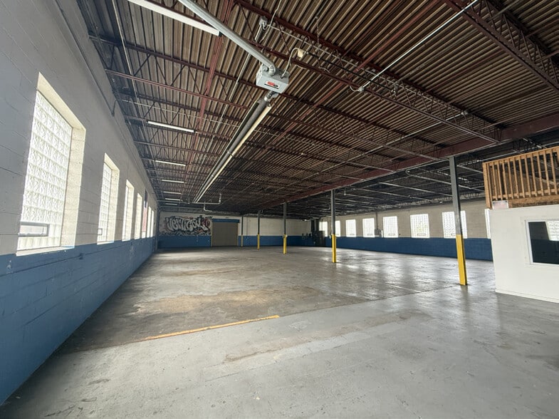 35441-35453 Groesbeck Hwy, Clinton Township, MI à louer - Photo intérieure - Image 2 de 5