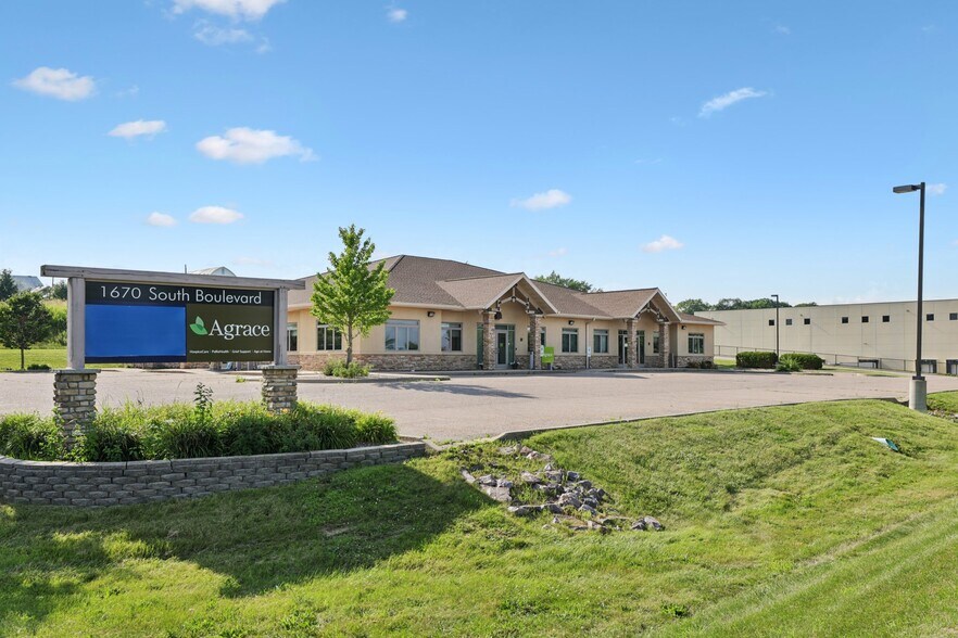 1670 South Blvd, Baraboo, WI à vendre - Photo du bâtiment - Image 2 de 5