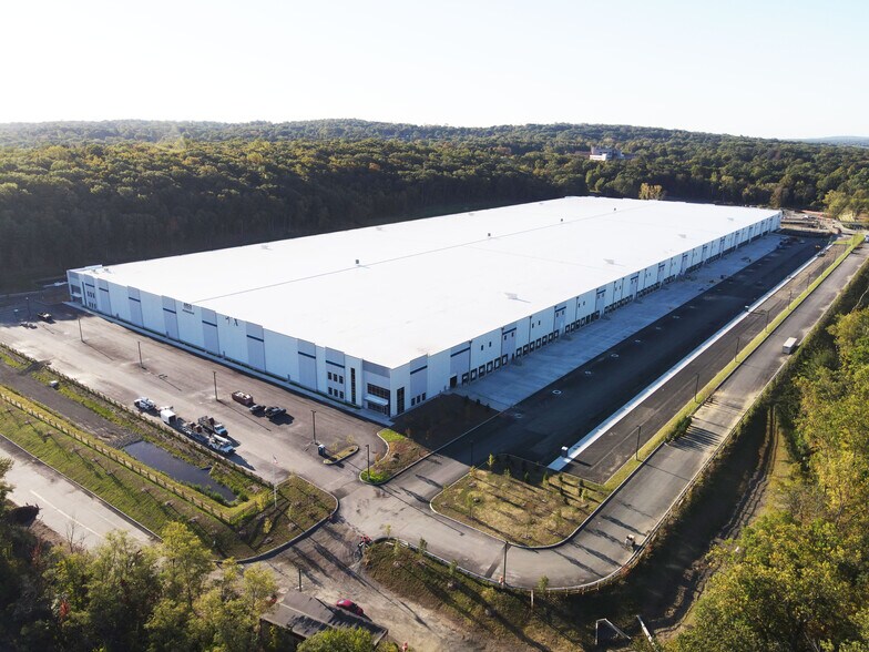 25 Old Mill Rd, Suffern, NY à louer - Photo du bâtiment - Image 2 de 5