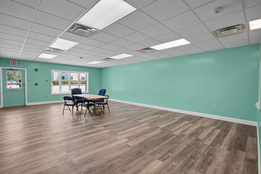 40-82 N Main St, Pascoag, RI à louer - Photo intérieure - Image 3 de 32