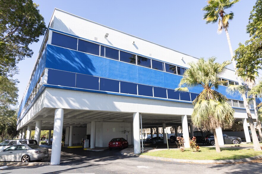 5701 NW 88th Ave, Tamarac, FL à louer - Photo du bâtiment - Image 2 de 13