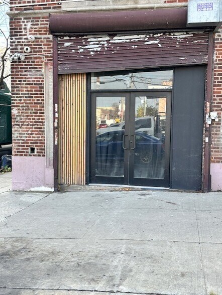 1318 Oakpoint Ave, Bronx, NY à louer - Photo du bâtiment - Image 2 de 6