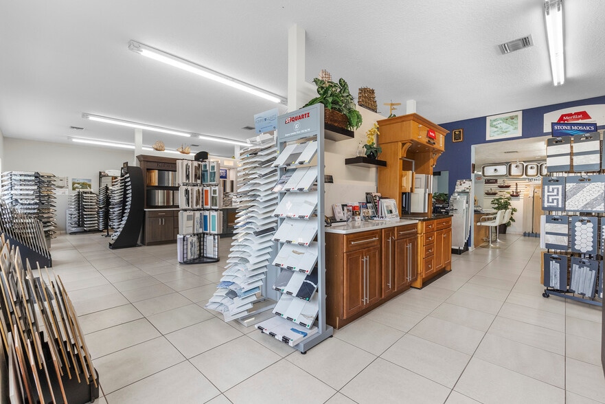 Palm Bay Retail, Office & Warehouse portefeuille de 2 propriétés à vendre sur LoopNet.ca - Photo intérieure - Image 3 de 15