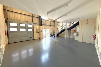Blackhill Rd, Poole for lease Interior Photo- Image 1 of 4