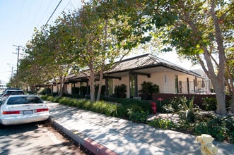 540 W Woodbury Rd, Altadena, CA à louer Photo du bâtiment- Image 1 de 3