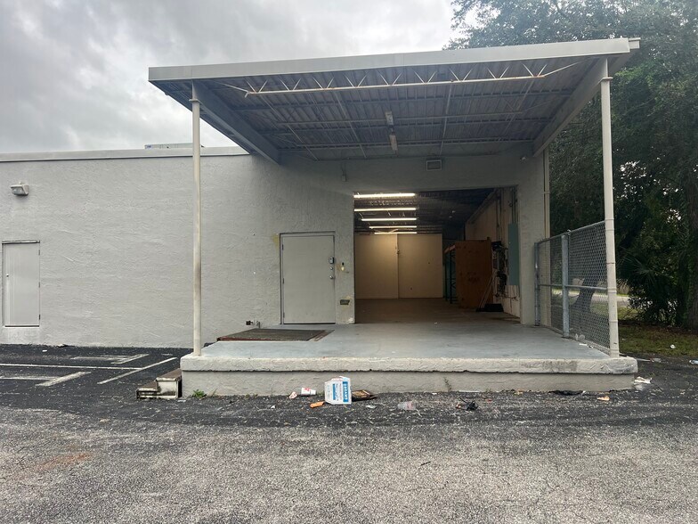 1700-1750 N Tamiami Trl, North Fort Myers, FL à louer - Photo du bâtiment - Image 3 de 8