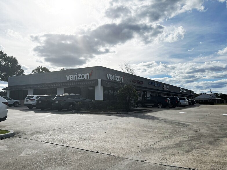 8610 Spencer Hwy, La Porte, TX à louer - Photo du bâtiment - Image 3 de 7