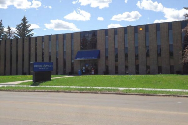 2950 Bremner Ave, Red Deer, AB à vendre - Photo du bâtiment - Image 3 de 49