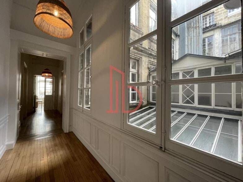 Office in Bordeaux for lease - Interior Photo - Image 2 of 5