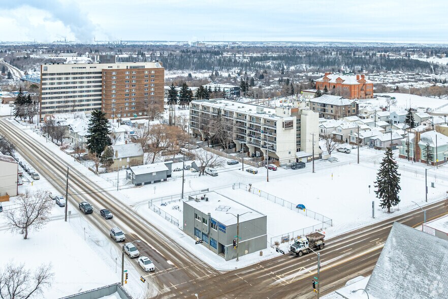 10335 95th St NW, Edmonton, AB à louer - Aérien - Image 2 de 3