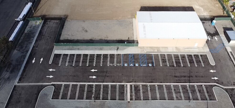 8424 Cottonwood Ave, Fontana, CA à louer - Photo du bâtiment - Image 2 de 4