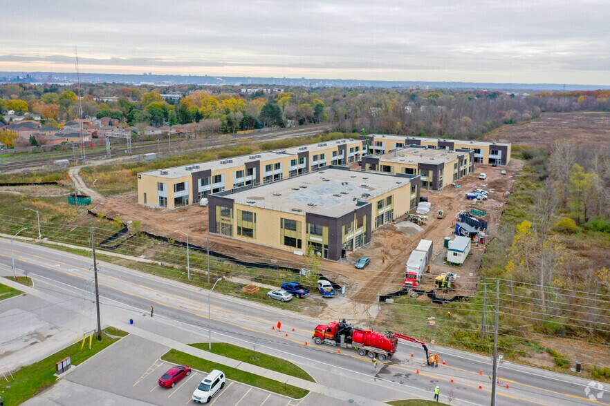 1158 King Rd, Burlington, ON à vendre - Photo du bâtiment - Image 2 de 5