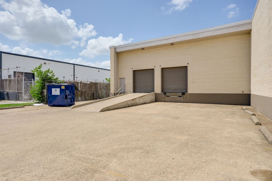 2619-2621 Nova Dr, Dallas, TX for lease - Building Photo - Image 3 of 6