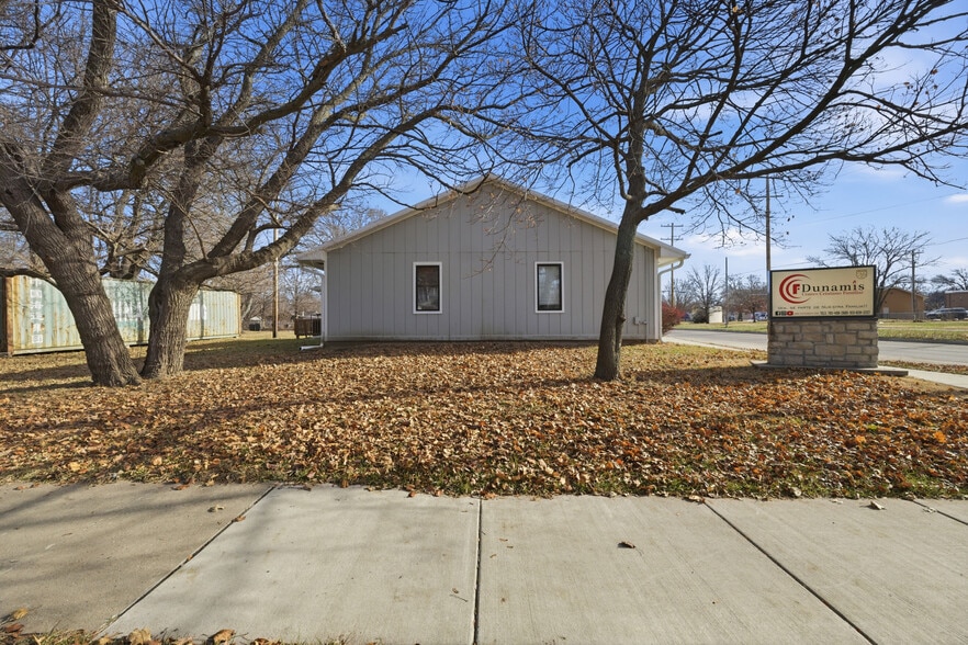 1196 SW Washburn Ave, Topeka, KS for sale - Building Photo - Image 2 of 17