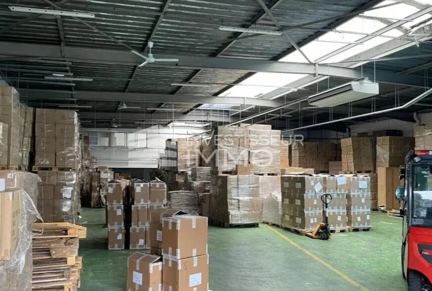 Flex in Montreuil for lease - Interior Photo - Image 2 of 5