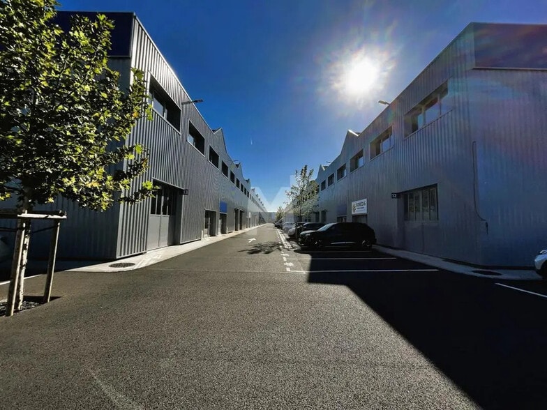 Office in Vaux-le-Pénil for lease - Building Photo - Image 1 of 12