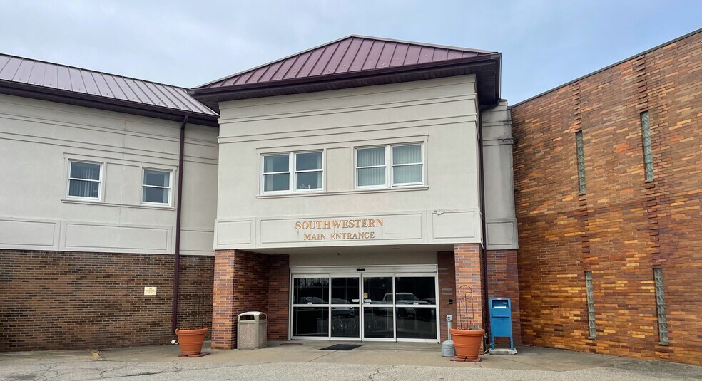 500 N Lewis Run Rd, Pittsburgh, PA à louer - Photo du bâtiment - Image 1 de 3