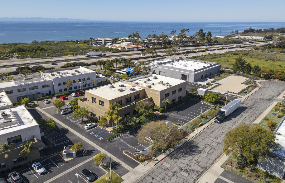 6398 Cindy Ln, Carpinteria, CA à louer - Photo du bâtiment - Image 1 de 10