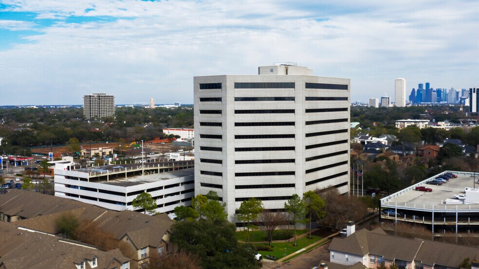 3900 Essex Ln, Houston, TX à louer - Photo du bâtiment - Image 2 de 2