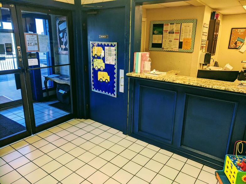 1804 NW 52nd St, Lawton, OK for sale - Interior Photo - Image 2 of 14