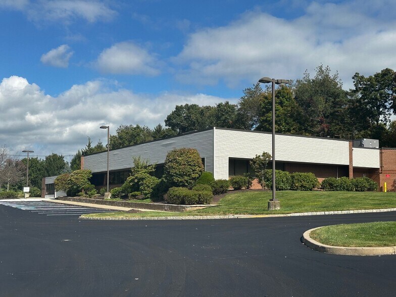 97 Barnes Rd, Wallingford, CT à vendre - Photo du bâtiment - Image 2 de 8