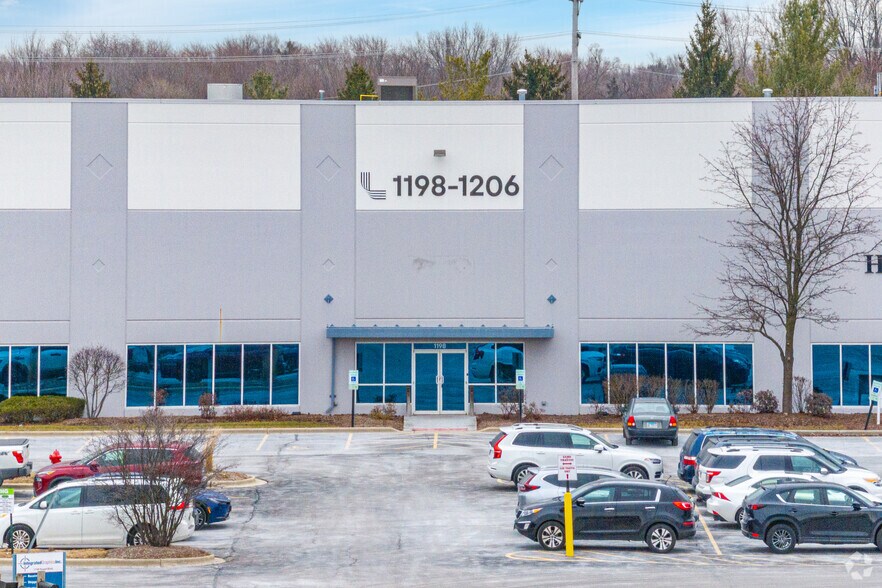 1198-1206 Nagel Blvd, Batavia, IL à louer - Photo du bâtiment - Image 3 de 7