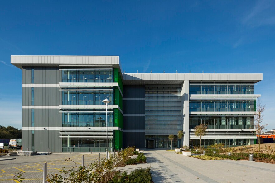 4 Gatwick Rd, Crawley for lease - Building Photo - Image 1 of 4