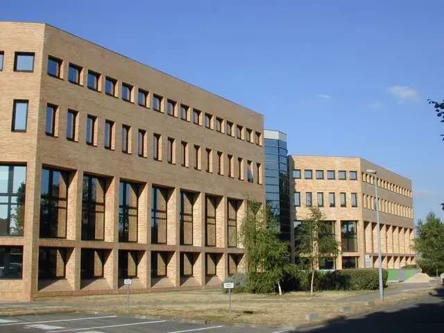 Flex in Le Pecq for lease Building Photo- Image 1 of 10