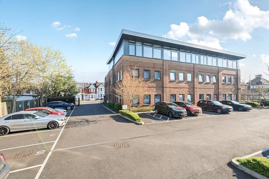 201 Pinner Rd, Northwood à louer - Photo du bâtiment - Image 2 de 12