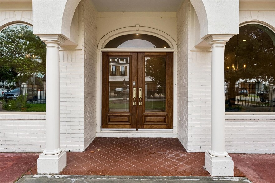 530 W 27th St, Houston, TX for lease - Building Photo - Image 3 of 24