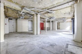 Retail in Paris for lease Interior Photo- Image 2 of 3